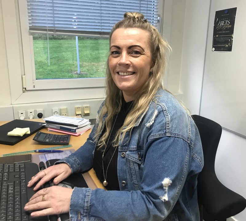 Medarbetare registrerar arbetstid och uppdaterar schema på datorn. Effektiv tidregistrering och schemaläggning ger bättre överblick och korrekt lönehantering.