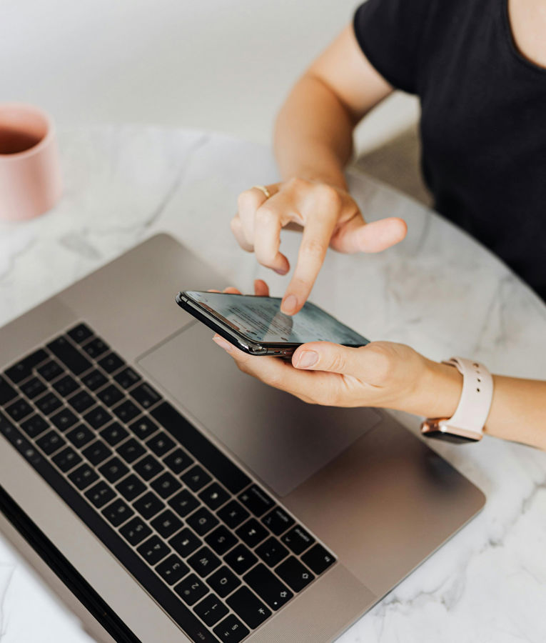 Expert anpassar användarrättigheter på en bärbar dator, förbättrar säkerhet och personliga inställningar