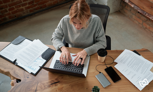 Medarbetare använder tidrapportering på en laptop för att mäta och analysera den faktiska arbetstiden.