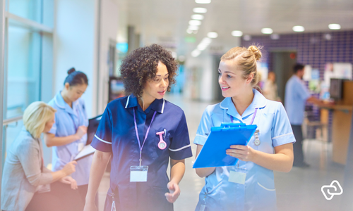 Frontlinjemedarbetare inom vården samarbetar kring schemaläggning och tidrapportering för effektiv workforce management och bättre work-life balance