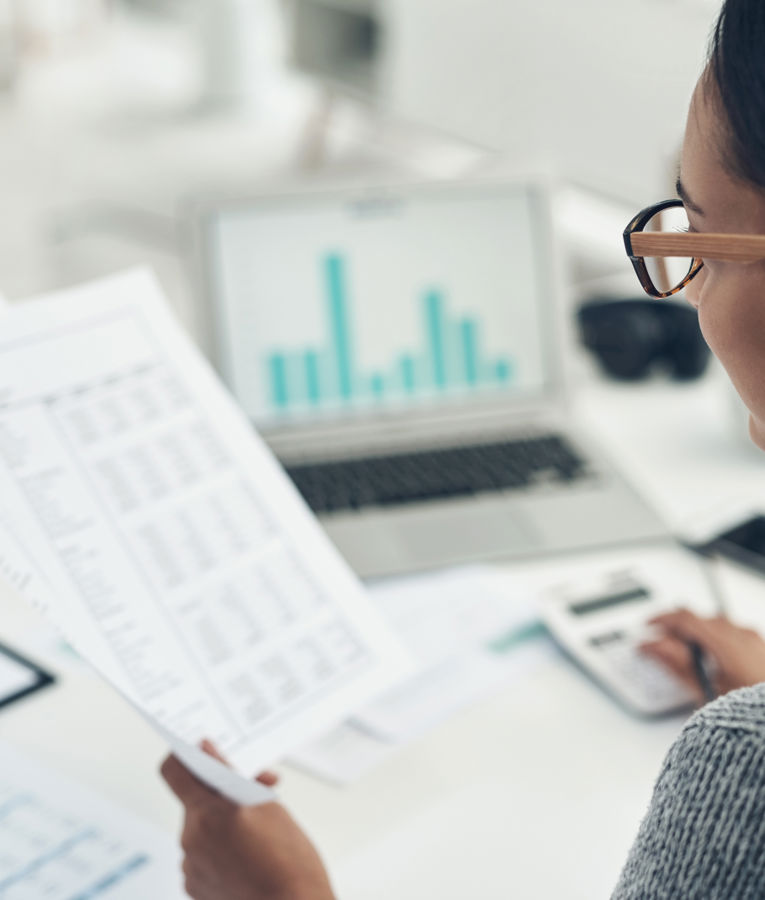 HR-medarbetare analyserar rapporter och diagram på laptop inom workforce management, HR controlling, schemaläggning och tidsregistrering