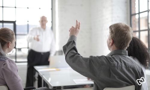 En medarbetare på ett företag ställer frågor om tidrapportering. Medarbetaren får svar på de vanligaste frågorna om tidrapportering och en förklaring av lagen om tidrapportering.
