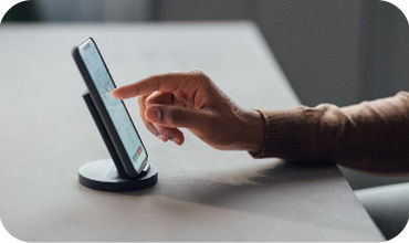 Tidrapportering på digital stämpelklocka via surfplatta – snabb och smidig lösning för att stämpla in och ut vid arbetspassets början och slut.