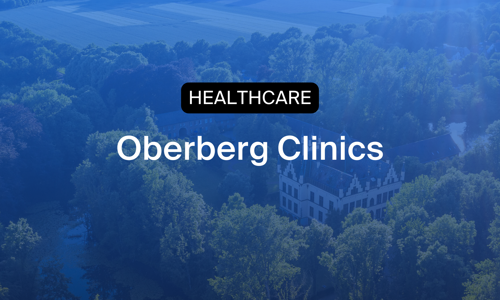 Flygfoto över Oberberg Clinics omgivet av skog, vilket visar hur vårdverksamheten förbättrar tidrapportering, HR-controlling och schemaläggning med Timegrip.