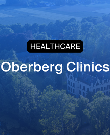 Flygfoto över Oberberg Clinics omgivet av skog, vilket visar hur vårdverksamheten förbättrar tidrapportering, HR-controlling och schemaläggning med Timegrip.
