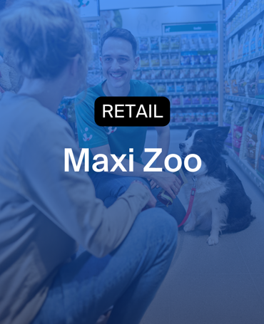 Medarbetare på Maxi Zoo som hjälper kunder och fyller på hyllor, schemalagda för täckning under butikens öppettider och registrerade via stämpelklocka.